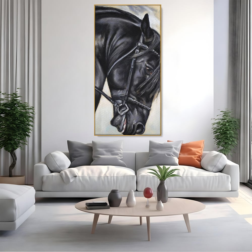 Tablou canvas cu tablou canvas cu pictura de armasar negru in profil, in rama de aluminiu auriu, pe perete intr-un living